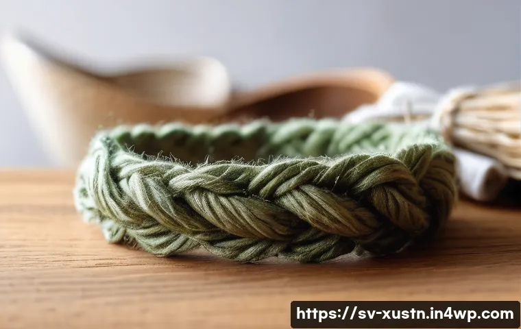 친환경 패션 브랜드와 악세서리의 관계 - A stylish close-up of sustainable accessories made from natural fibers such as organic cotton, hemp,...